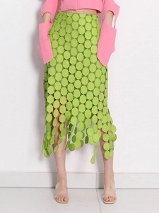 Jupe mi-longue verte à la mode avec broderie évidée au laser et détails à franges