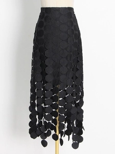 Jupe mi-longue noire tendance avec broderie évidée et détails de glands pour femmes