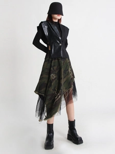 Gilet noir pour femme avec patchwork en cuir et ensemble jupe camouflage sur fond blanc
