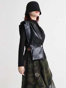 Gilet femme en cuir texturé avec jupe camouflage et accessoires noirs élégants