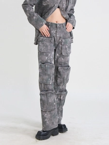 Détail du jean cargo gris délavé à taille haute avec plusieurs grandes poches cargo