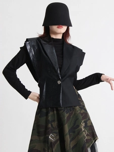 Gilet cintré noir pour femme avec empiècements en similicuir et texture crocodile chic