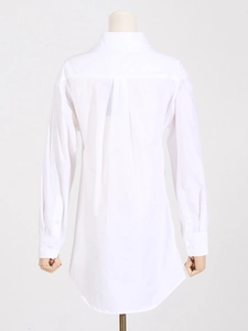 Vue arrière d'une robe chemise en coton blanc avec pli d'aisance et ourlet arrondi