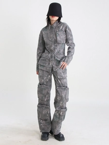 Gros plan d'un ensemble gris style industriel avec de multiples poches tactiques