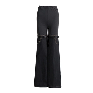 Detalle de pantalones acampanados de tiro alto con hebillas de cuero sintético y costuras