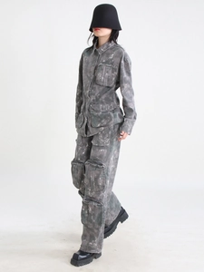 Détail du pantalon cargo en denim délavé gris avec taches blanches et poches utiles