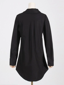 Vue arrière détaillée d'une robe chemise noire avec ourlet arrondi et plis dans le dos