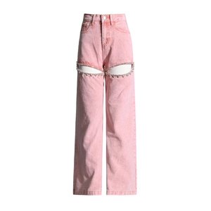 Dettaglio dei jeans rosa con design traforato alla moda e bordi in strass scintillanti