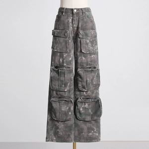 Détail du pantalon cargo camouflage gris délavé avec six grandes poches plaquées