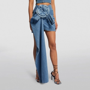Détail d'une rose en denim 3D et d'un long ruban sur une mini-jupe bleu clair