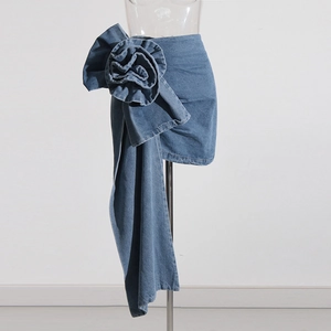 Détail de la rose en denim 3D et du drapé asymétrique sur une mini-jupe bleue courte