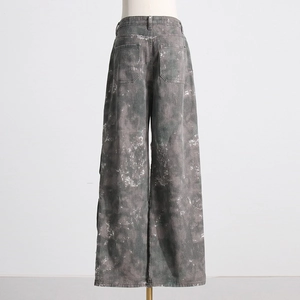 Vue arrière détaillée d'un jean large à taille haute en délavage acide gris avec grandes poches