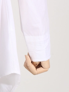 Gros plan détaillé du poignet d'une chemise blanche en coton avec coutures précises