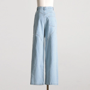 Dettaglio delle cuciture a forma di cuore sui jeans a vita alta blu chiaro con gamba larga