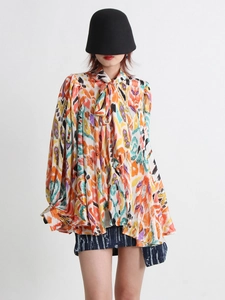 Vintage style loose floral print shirt for women with artistic pussy-bow tie and long sleeves