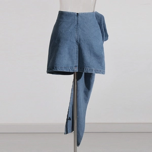 Vue détaillée de la jupe en jean bleu clair asymétrique avec design drapé de tissu unique