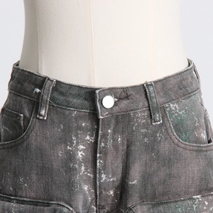 Détail du jean taille haute gris fumé avec texture délavée et bouton métallique