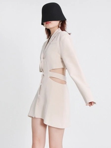 Beige blazerjurk met uitsnijdingen in de taille, inkeping en eenrijige knoopsluiting