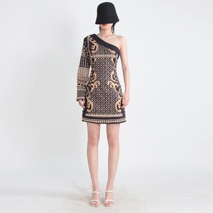 Broderies baroques exquises et ornements de perles sur une robe noire asymétrique