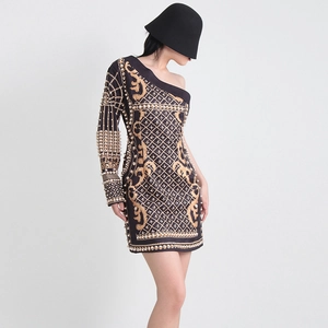 Détail de robe asymétrique de luxe avec broderie dorée et perles cousues à la main