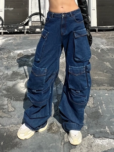 Vaqueros cargo azul oscuro oversize con múltiples bolsillos grandes y pernera ancha