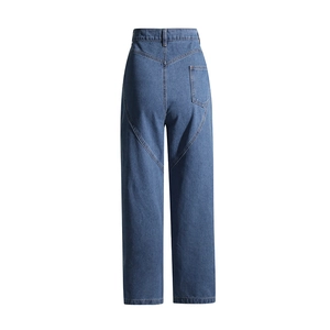 Dettaglio dei jeans a vita alta con cuciture creative a forma di cuore sul retro e tasca