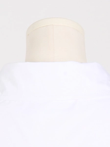Gros plan du col et des coutures arrière de cette élégante robe chemise blanche design