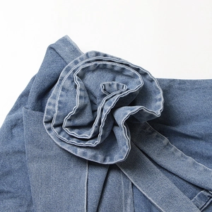 Détail d'une rose en denim 3D sur une jupe trapèze bleue de style rétro vintage