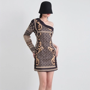 Détails des perles et des broderies dorées sur la robe trapèze noire à une épaule