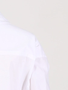 Vue détaillée de la texture du coton blanc de haute qualité et des coutures d'épaule