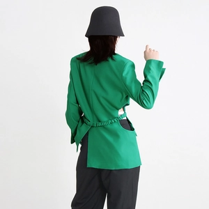 Détail du blazer vert émeraude avec dos ajouré et ceinture élastique froncée à la taille