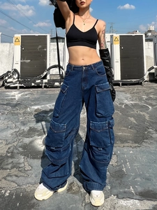 Vaqueros cargo de talle alto y pierna ancha en denim azul oscuro con bolsillos grandes