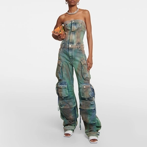 Détail d'une combinaison cargo en denim avec poches multiples et texture délavée vintage