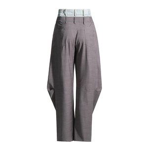 Détail de la taille double en denim sur le pantalon large à carreaux gris