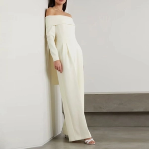 Détail de l'encolure à épaules dénudées et taille plissée sur une combinaison blanche chic
