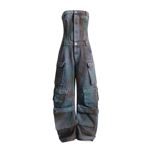 Détails des poches cargo et texture camouflage de la combinaison en denim effet vieilli