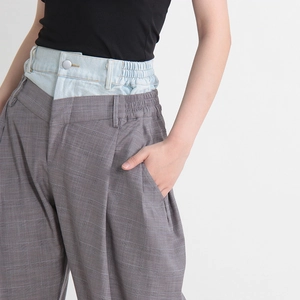 Vue détaillée de la taille double superposée en denim et tissu à carreaux gris