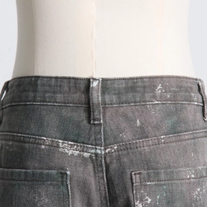 Détail macro du jean gris taille haute avec effets d'éclaboussures de javel vintage