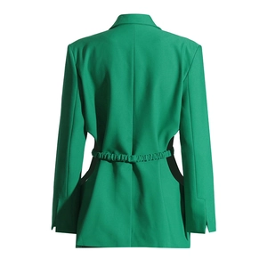 Vue arrière du blazer vert montrant la découpe à la taille et les détails de la sangle élastique