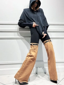 Perneras acampanadas de denim camello con detalle de cinturón negro y bolsillos