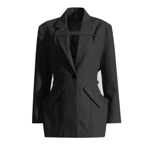Détail d'un blazer noir pour femme avec une sangle décorative moderne et un revers classique