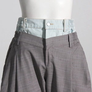 Détail de la double taille avec patchwork en denim et design plissé élastique