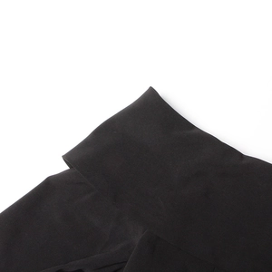 Détail d'une combinaison noire montrant la taille et le tissu élastique de qualité