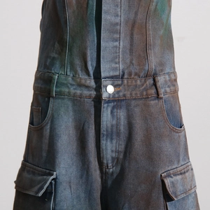 Détails d'une combinaison cargo vintage avec boutons en métal et texture denim délavé