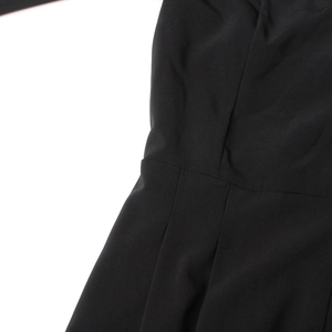 Détail de la couture à la taille et des plis cintrés de la combinaison noire