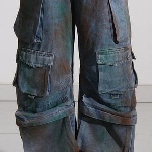 Détails du pantalon cargo multi-poches avec un motif camouflage tie-dye très unique