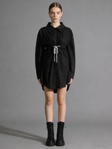 Robe chemise noire à manches longues avec plis à la taille et nœud en strass brillant