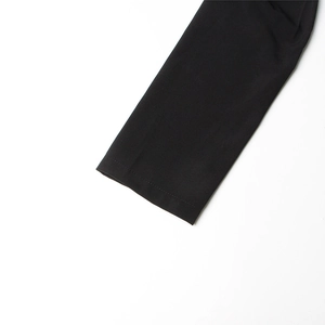 Vue détaillée du poignet noir à manches longues avec finitions de couture précises