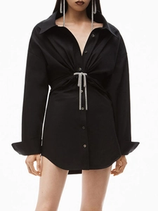 Robe chemise noire à manches longues avec détail de nœud en strass argentés à la taille