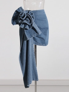 Mini-jupe trapèze en jean bleu rétro avec rose 3D et ruban drapé sur le côté gauche